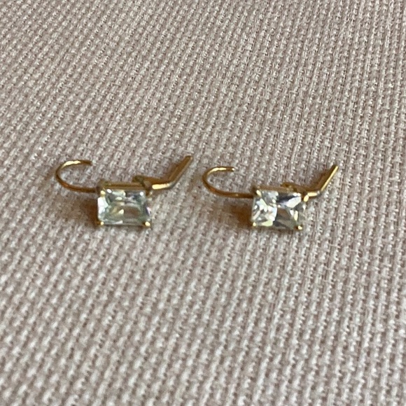 Emerald cut crystal pierced earrings with goldtone trim out. 1 carat - Picture 3 of 3